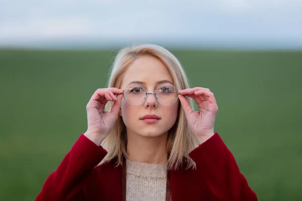Retrato Uma Mulher Loira Óculos Campo — Fotografia de Stock