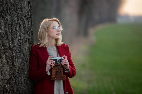 Blondine Vrouw Met Bril Buurt Van Een Boom Het Platteland — Stockfoto