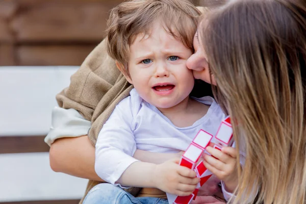 Mutter Und Weinender Sohn Mit Puzzle — Stockfoto