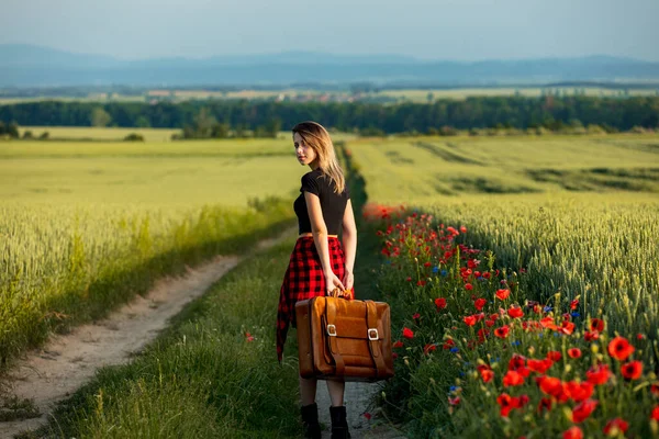 Mujer Joven Con Maleta Camino Del Campo Verano — Foto de Stock