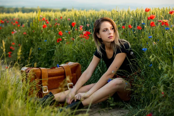 Kırsal Yolun Kenarında Bavuluyla Oturan Genç Bir Kadın — Stok fotoğraf