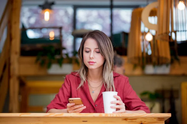 Jovem Mulher Vestido Vermelho Com Telefone Xícara Café Senta Uma — Fotografia de Stock