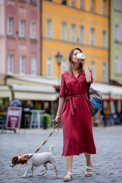 Mladá Žena Chůze Psa Městě Zatímco Pije Kávu — Stock fotografie