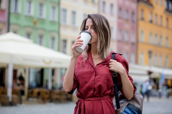 Νεαρή Γυναίκα Πίνει Καφέ Στο Περπάτημα Στο Δρόμο — Φωτογραφία Αρχείου