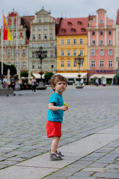 Маленький Мальчик Ходит Тротуару Старом Городе — стоковое фото