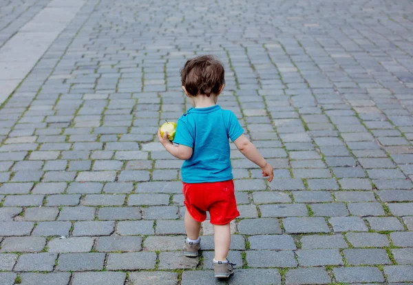 Menino Pequeno Caminhando Pavimento Cidade Velha — Fotografia de Stock