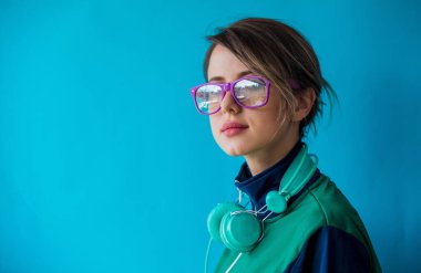 90 'ların tarzı ceketli ve kulaklıklı genç bir kadın.