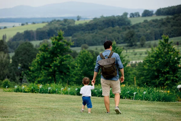 Vater Und Sohn Spazieren Auf Der Wiese Park — Stockfoto