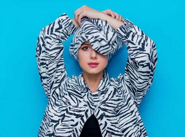 Giovane Donna Abiti Zebra Sfondo Blu — Foto Stock