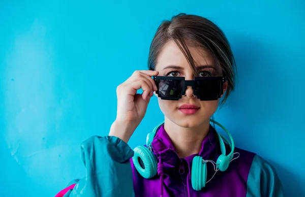 Jonge Vrouw Jaren Stijl Jas Met Hoofdtelefoon — Stockfoto