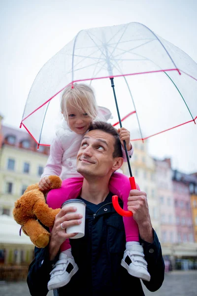 Klein Meisje Met Paraplu Zit Schouders Van Haar Vader Stad — Stockfoto