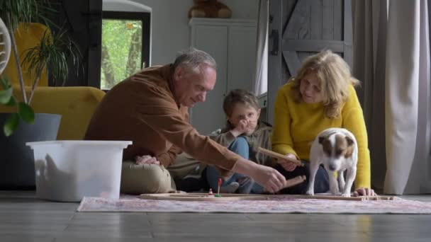 Grootouders Spelen Spoorweg Met Hun Kleinzoon Thuis Video — Stockvideo