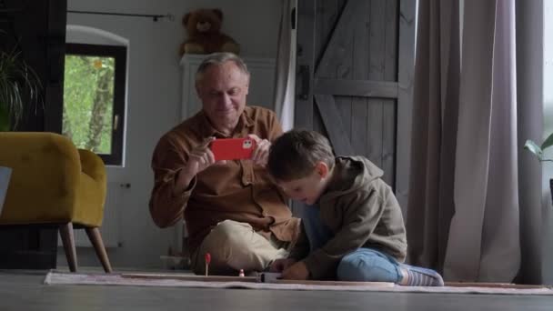 Nonno Scattare Una Foto Come Nipote Giocare Con Treno Casa — Video Stock