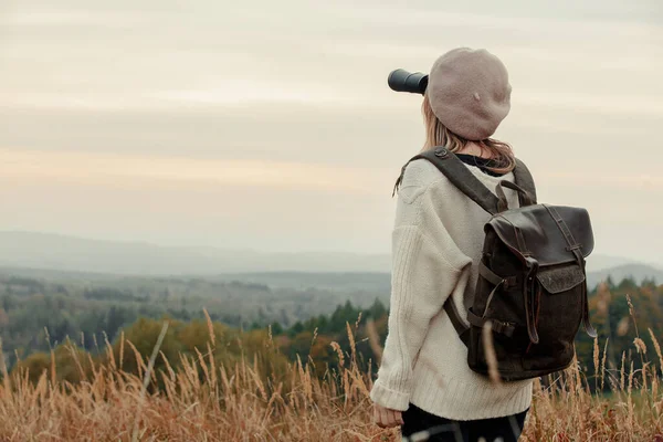 Style Fille Avec Jumelles Sac Dos Campagne Avec Des Montagnes — Photo