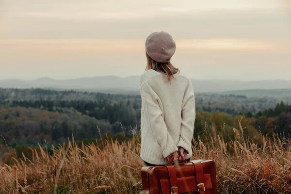 Chica Estilo Con Maleta Campo Con Montañas Fondo —  Fotos de Stock