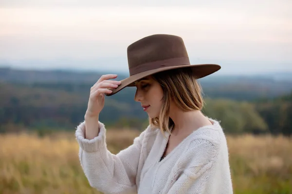 Kırsal Kesimde Süveter Şapka Giymiş Arkasında Dağlar Olan Bir Stil — Stok fotoğraf