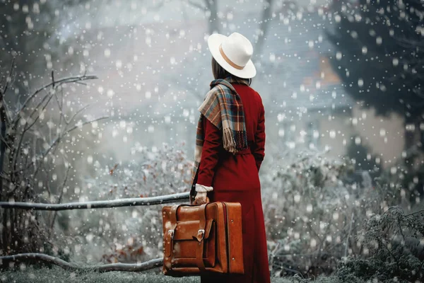 Женщина Красном Пальто Шляпа Чемоданом Снежной Деревне — стоковое фото