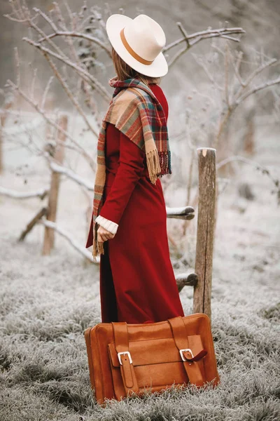 Vrouw Rode Jas Hoed Met Koffer Het Sneeuwlandschap — Stockfoto