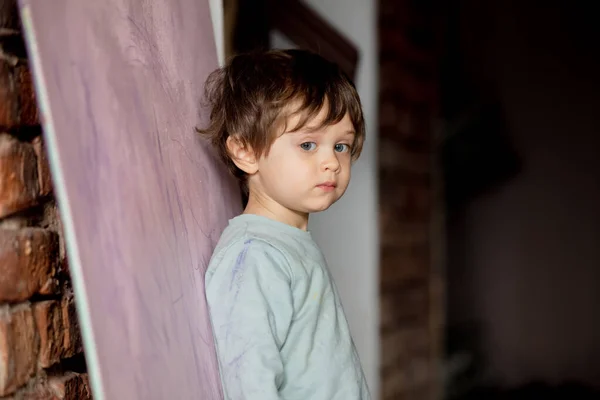 Menino Pequeno Ficar Lado Dos Desenhos — Fotografia de Stock