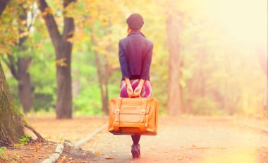 Kızıl saçlı kız çanta sonbahar açık.