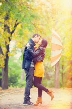 couplewith şemsiye Park'ta açık öpüşme