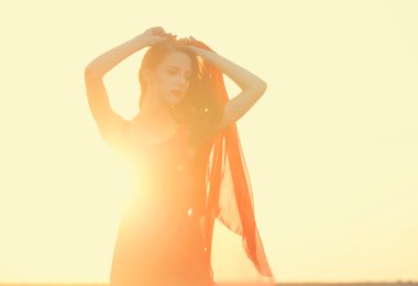 kumaş gün batımı ile kadınlar.