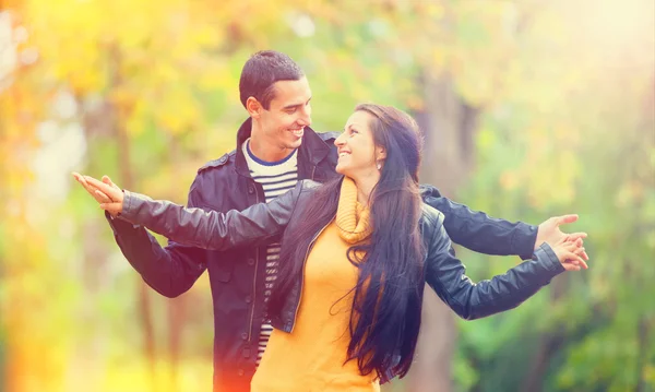 Dez casais no parque no outono — Fotografia de Stock