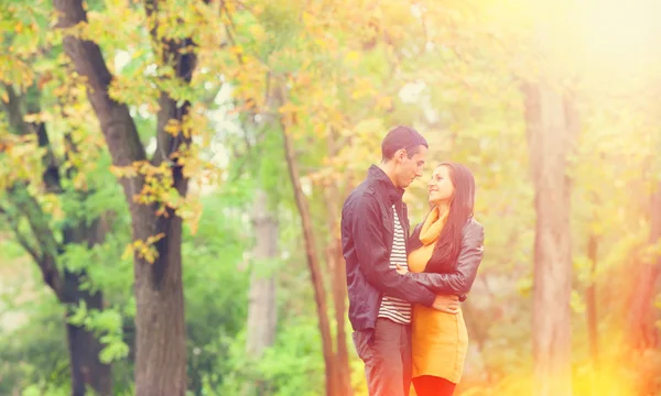 Coppia baci all'aperto nel parco — Foto Stock