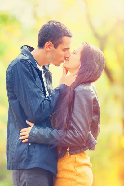 Pareja besándose al aire libre en el parque —  Fotos de Stock