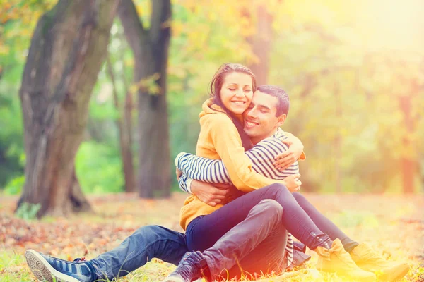 Couple embrasser en plein air dans le parc — Photo