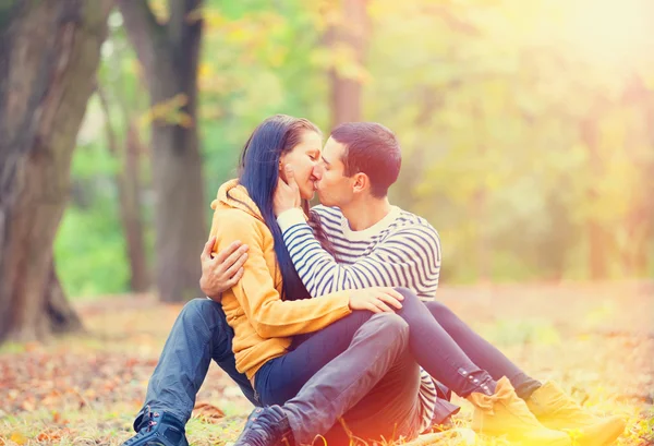 Casal beijando ao ar livre no parque — Fotografia de Stock