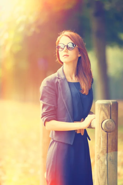 Redhead girl in Versailles park — Stock Photo, Image