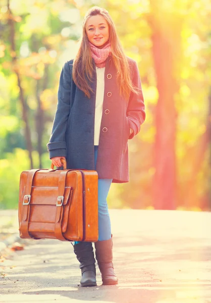 Tiener meisje met koffer in herfst buiten — Stockfoto