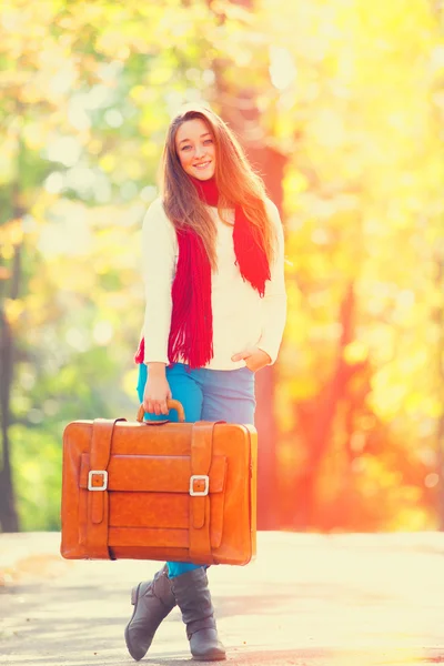 Ragazza adolescente con valigia in autunno all'aperto — Foto Stock