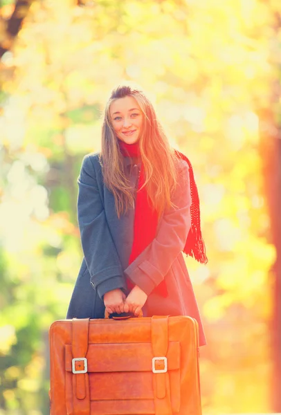 Adolescenta fata cu valiza la toamna in aer liber — Fotografie, imagine de stoc