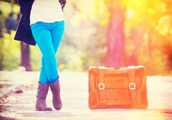 Dospívající dívka s kufrem na podzim venkovní — Stock fotografie