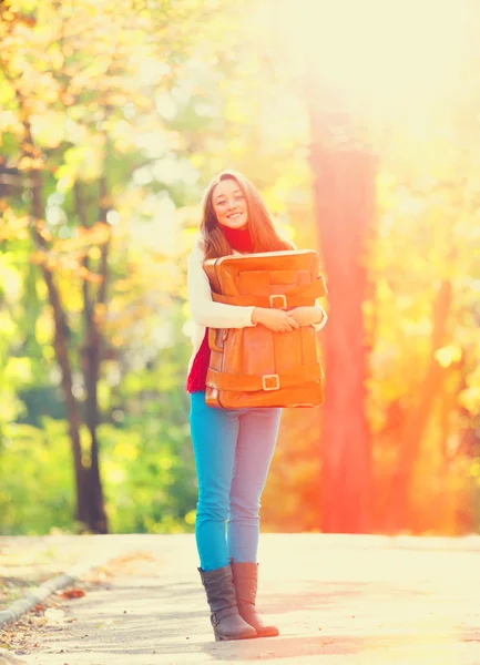 Tiener meisje met koffer in herfst buiten — Stockfoto