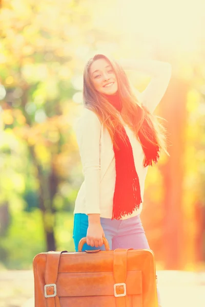 Chica adolescente con maleta en otoño al aire libre — Foto de Stock