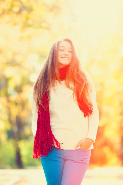 Tiener meisje in de rode sjaal op herfst buiten — Stockfoto