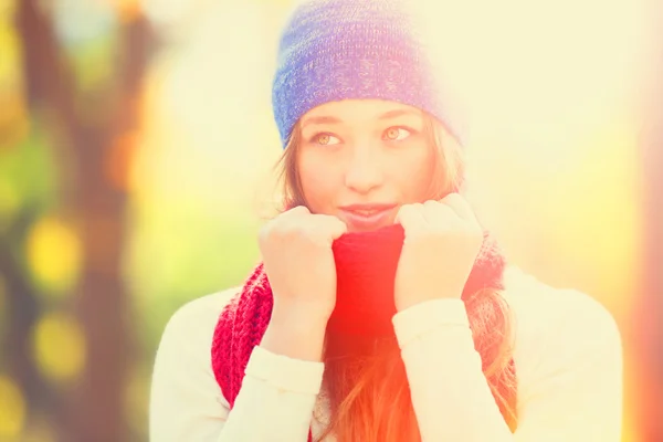 Teenie-Mädchen mit rotem Schal im Herbst im Freien — Stockfoto