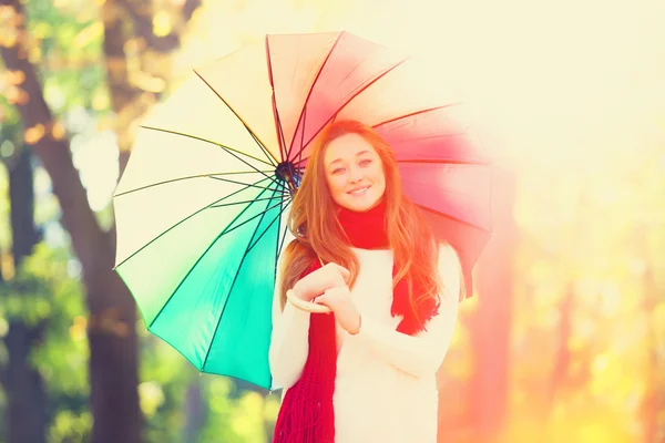 Tiener meisje in de rode sjaal met paraplu op herfst buiten — Stockfoto