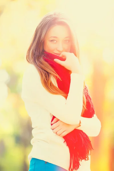 Adolescente chica en rojo bufanda en otoño al aire libre —  Fotos de Stock