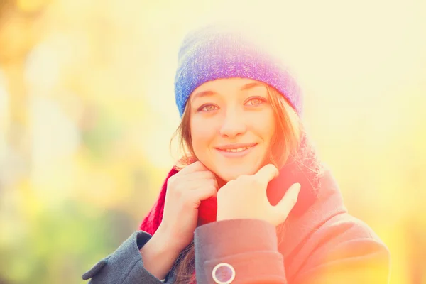 Adolescente chica en rojo bufanda en otoño al aire libre —  Fotos de Stock