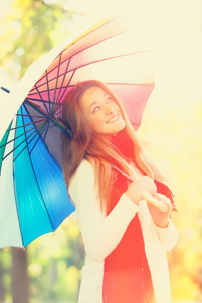 Adolescente en écharpe rouge avec parapluie à l'automne en plein air — Photo