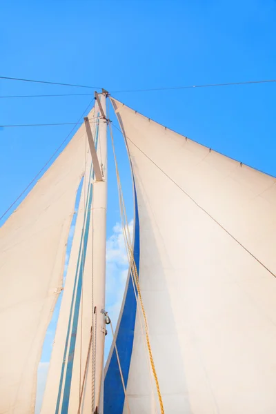 Segel eines Segelbootes gegen den Himmel — Stockfoto