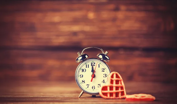 Alarm clock and cupcake. — Stock Photo, Image