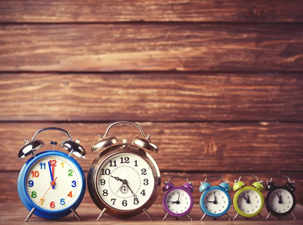 Retro alarm klokken op een tafel. foto in retro kleur beeld stijl — Stockfoto