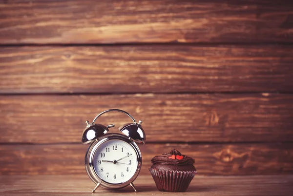 目覚まし時計とカップケーキ. — ストック写真