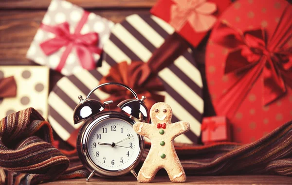 クッキー男と目覚まし時計 — ストック写真