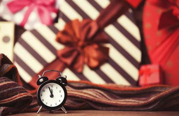 Reloj vintage sobre fondo navideño —  Fotos de Stock